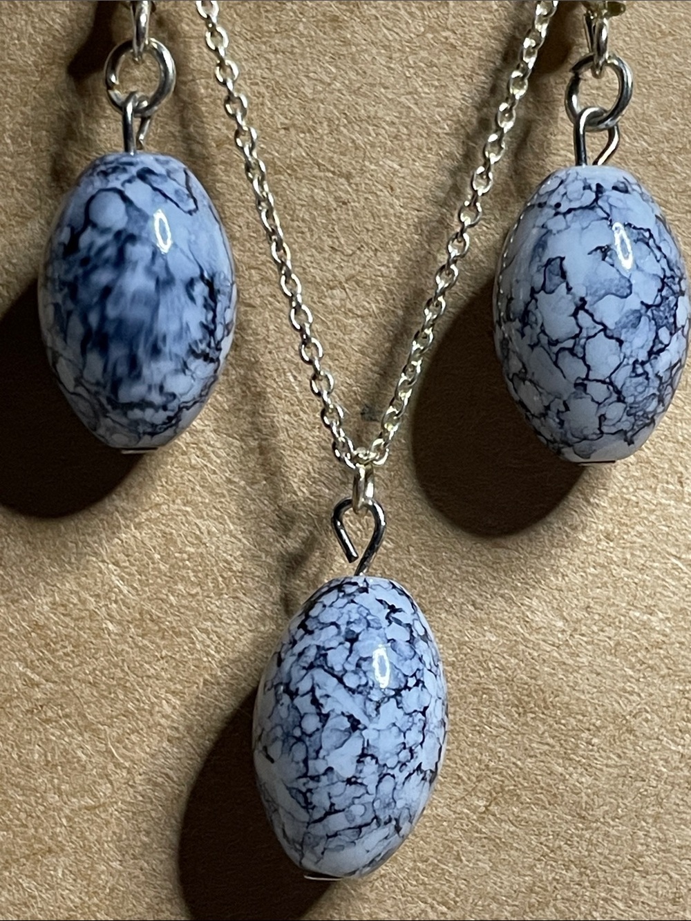 Pretty stone or ceramic beaded necklace an earring set silver 18” chain
